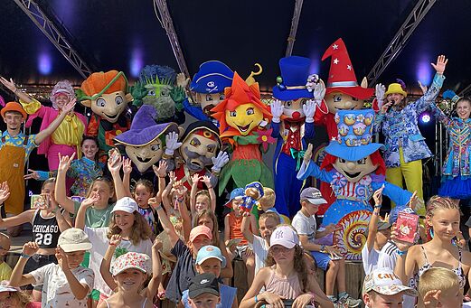 Animatieshow met mascottes en blije kinderen op camping CAPFUN El Moli in Elne (66).