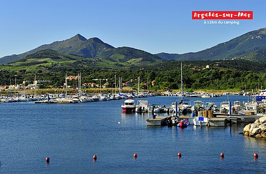 Jachthaven van Argelès-sur-Mer met boten en bergen van de Pyrénées-Orientales.