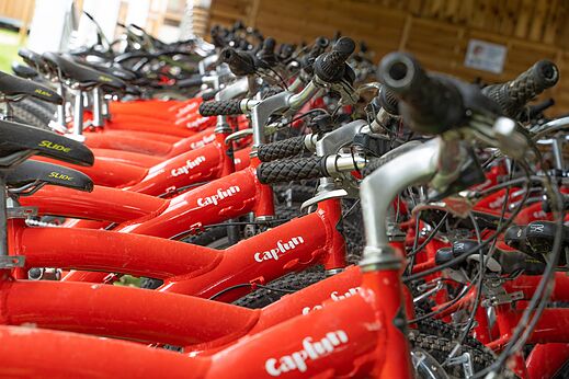 Rode Capfun fietsen opgesteld voor verhuur op camping CAPFUN El Moli in Elne (66).