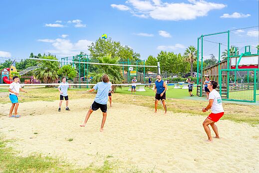 Beachvolleybal met spelers bij camping CAPFUN El Moli in Elne (66).