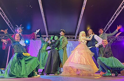 Kostuumshow met meerdere artiesten op podium op camping CAPFUN El Moli in Elne (66).