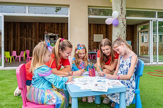 Kinderen en animatoren kleuren tijdens activiteit op camping CAPFUN El Moli in Elne (66).