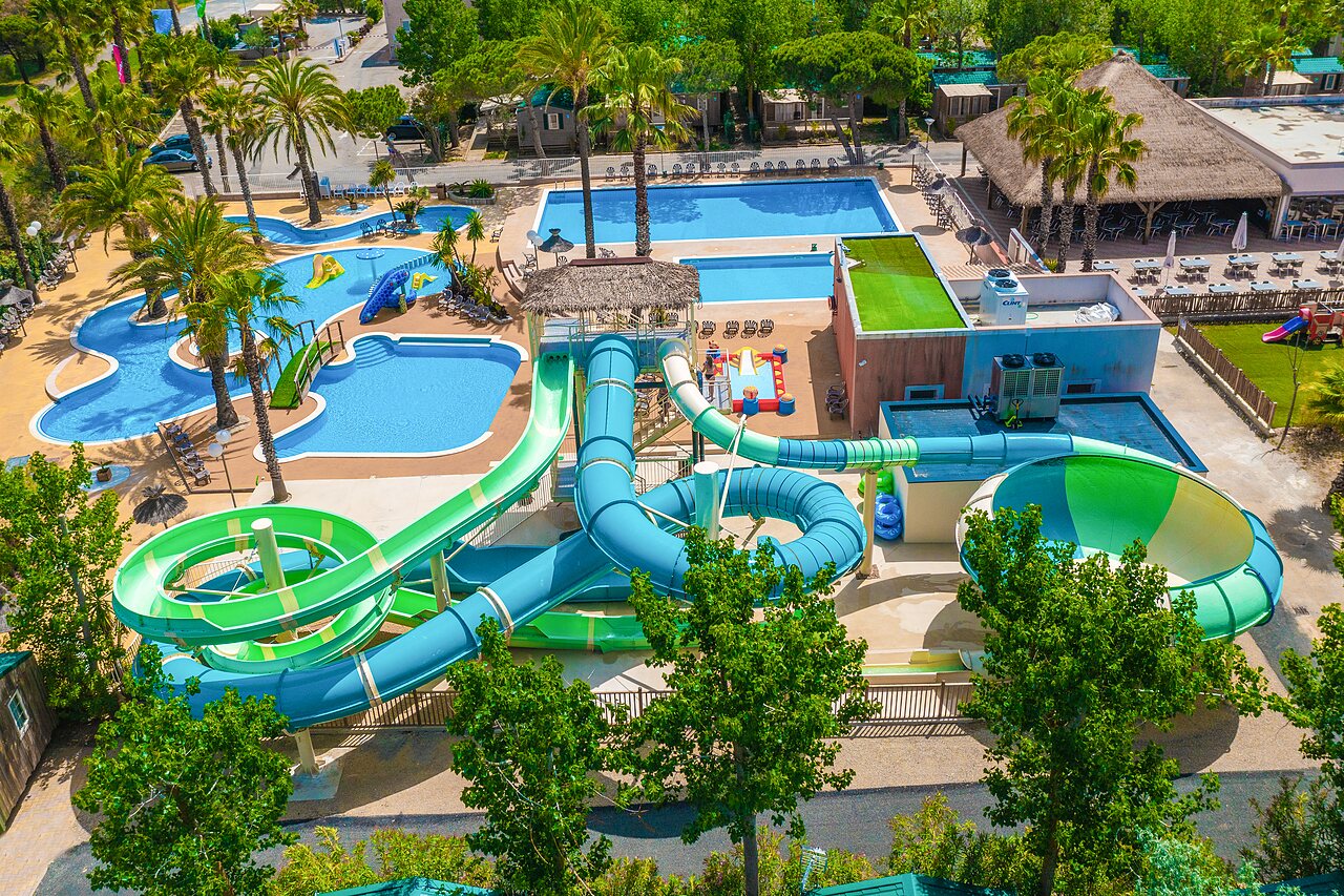 Groot waterpark met reuzenglijbanen en zwembaden op camping CAPFUN Emeraude in Portiragnes (34).