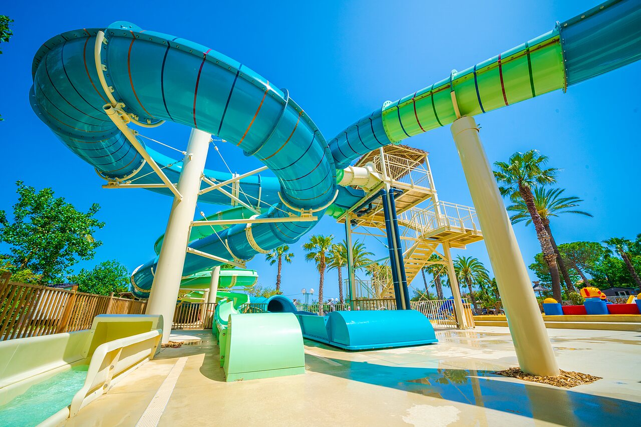 Gigantische waterglijbanen en buitenzwembad op camping CAPFUN Emeraude in Portiragnes (34).