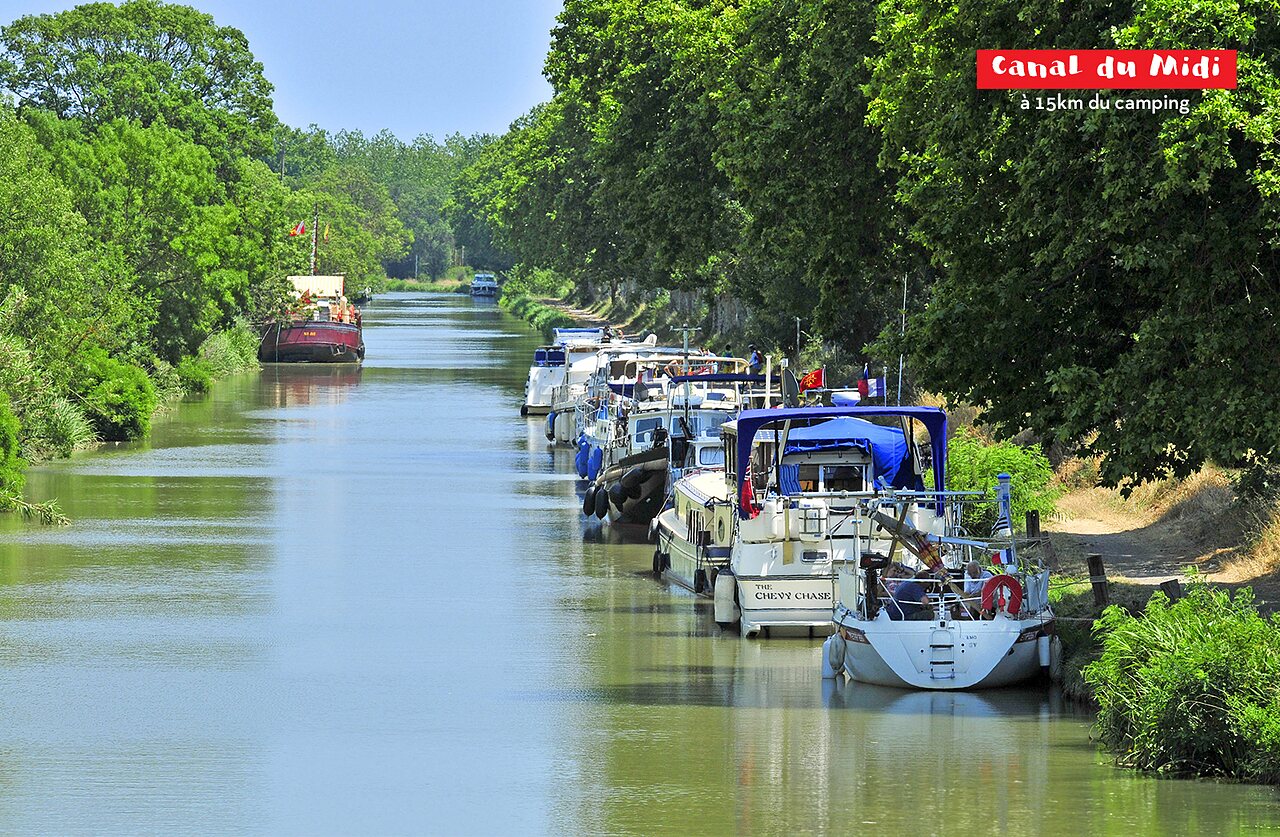 Canal du Midi met aangemeerde woonboten, toeristische attractie nabij Portiragnes (34).