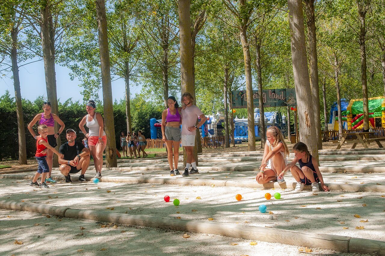Families petanque spelend, opblaasbaar park op camping CAPFUN Emeraude, Portiragnes (34).
