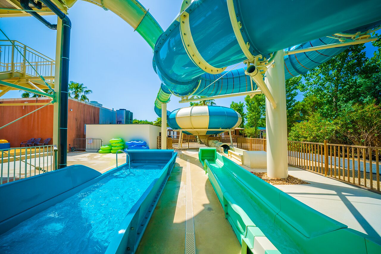 Gigantische waterglijbanen en waterspelen op camping CAPFUN Emeraude in Portiragnes (34).