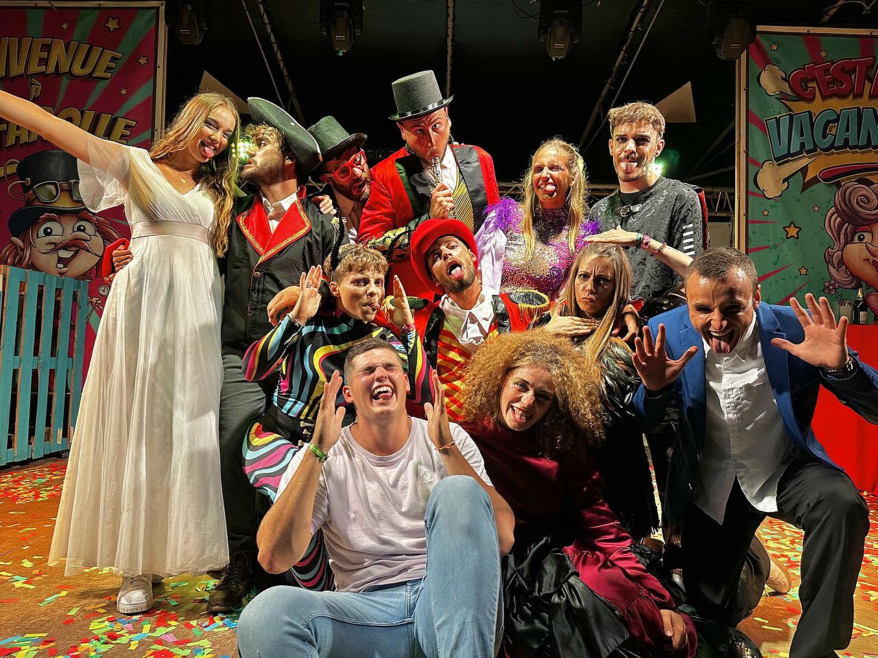 Vrolijk animatieteam in kostuums op podium bij camping CAPFUN Emeraude (34).