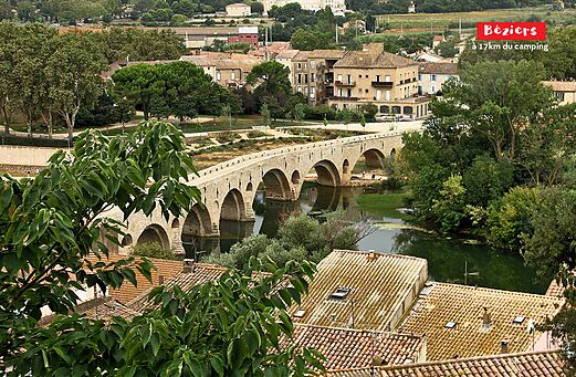 Middeleeuwse brug en stad Béziers, bezienswaardigheid in Occitanië.