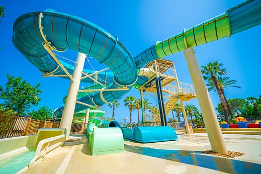 Gigantische waterglijbanen en zwembad op camping CAPFUN Emeraude in Portiragnes (34).