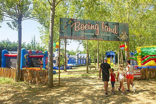 Opblaasbare speeltoestellen en speeltuin op camping CAPFUN Emeraude in Portiragnes (34).