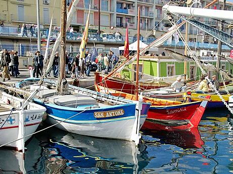 Levendige mediterrane haven met kleurrijke boten, kade en gebouwen, nabij Portiragnes.