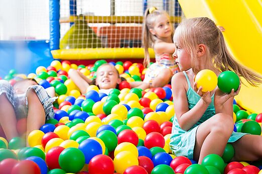 Kinderen spelen in kleurrijke ballenbak op camping CAPFUN Emeraude in Portiragnes (34).