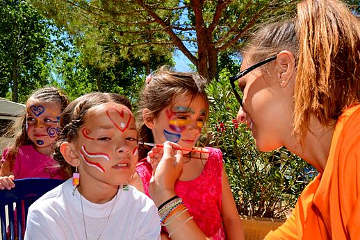Kinderanimatie met schminksessie op camping CAPFUN Emeraude in Portiragnes (34).