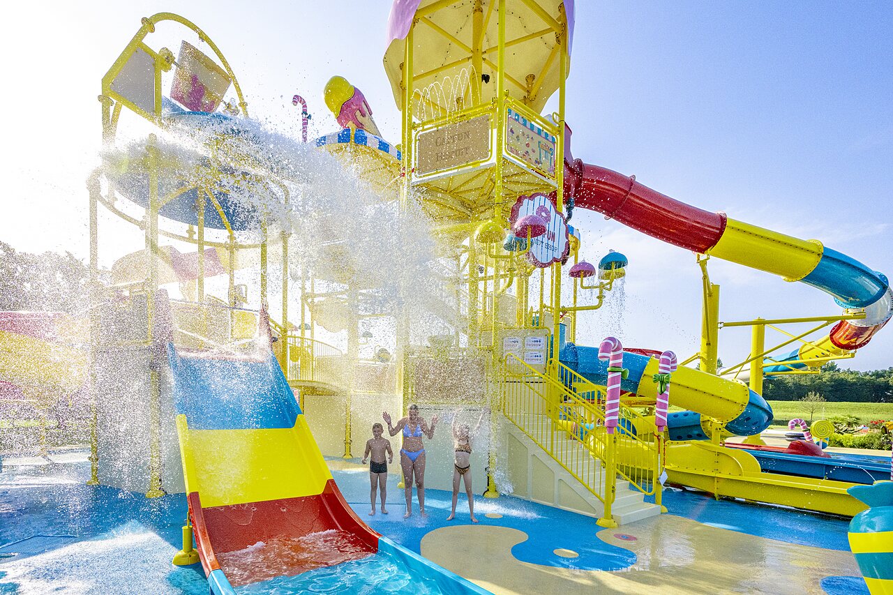 Kleurrijke glijbanen en waterspellen voor kinderen op camping CAPFUN Erkemederstrand in Zeewolde.