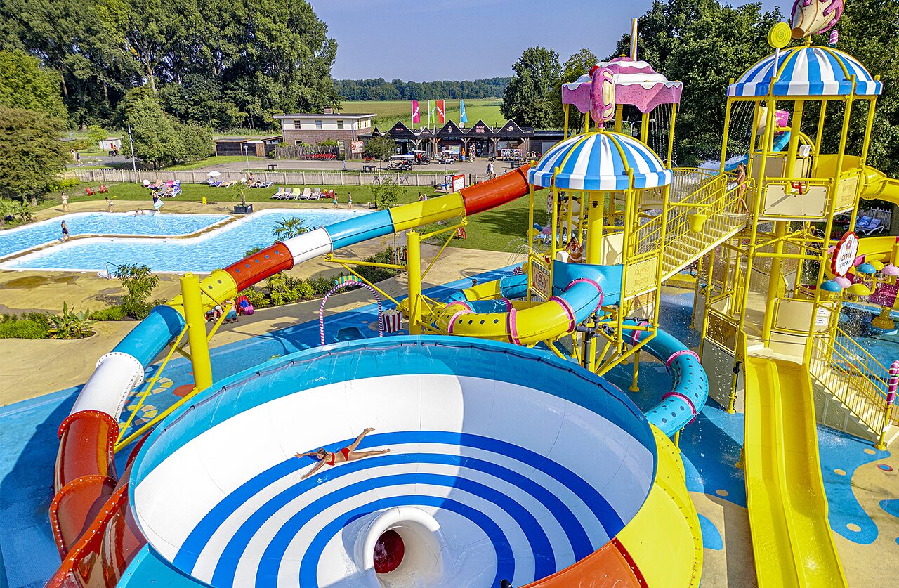 Waterglijbanen, buitenzwembad en waterspeeltuin op camping CAPFUN Erkemederstrand in Zeewolde.