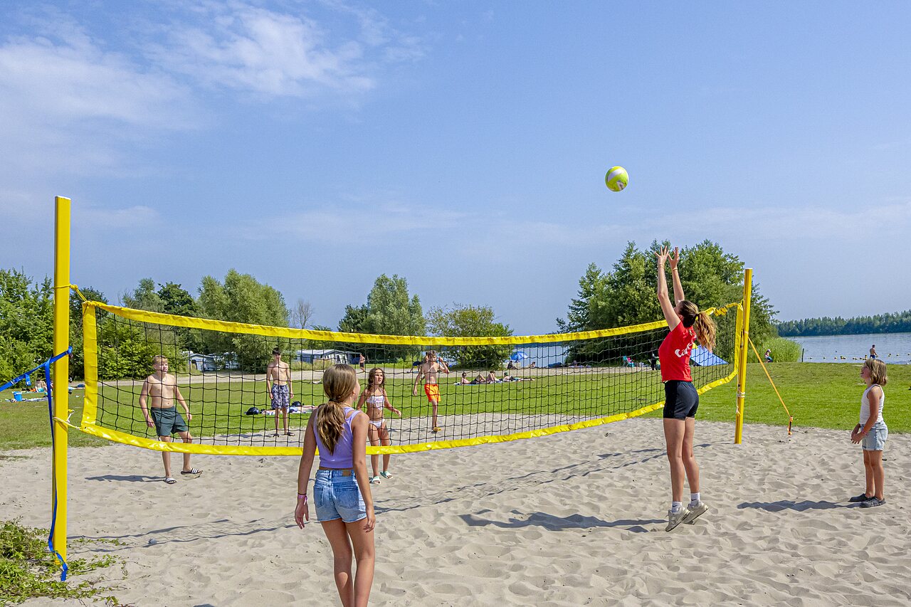 Beachvolleybal op het strand van camping CAPFUN Erkemederstrand in Zeewolde.