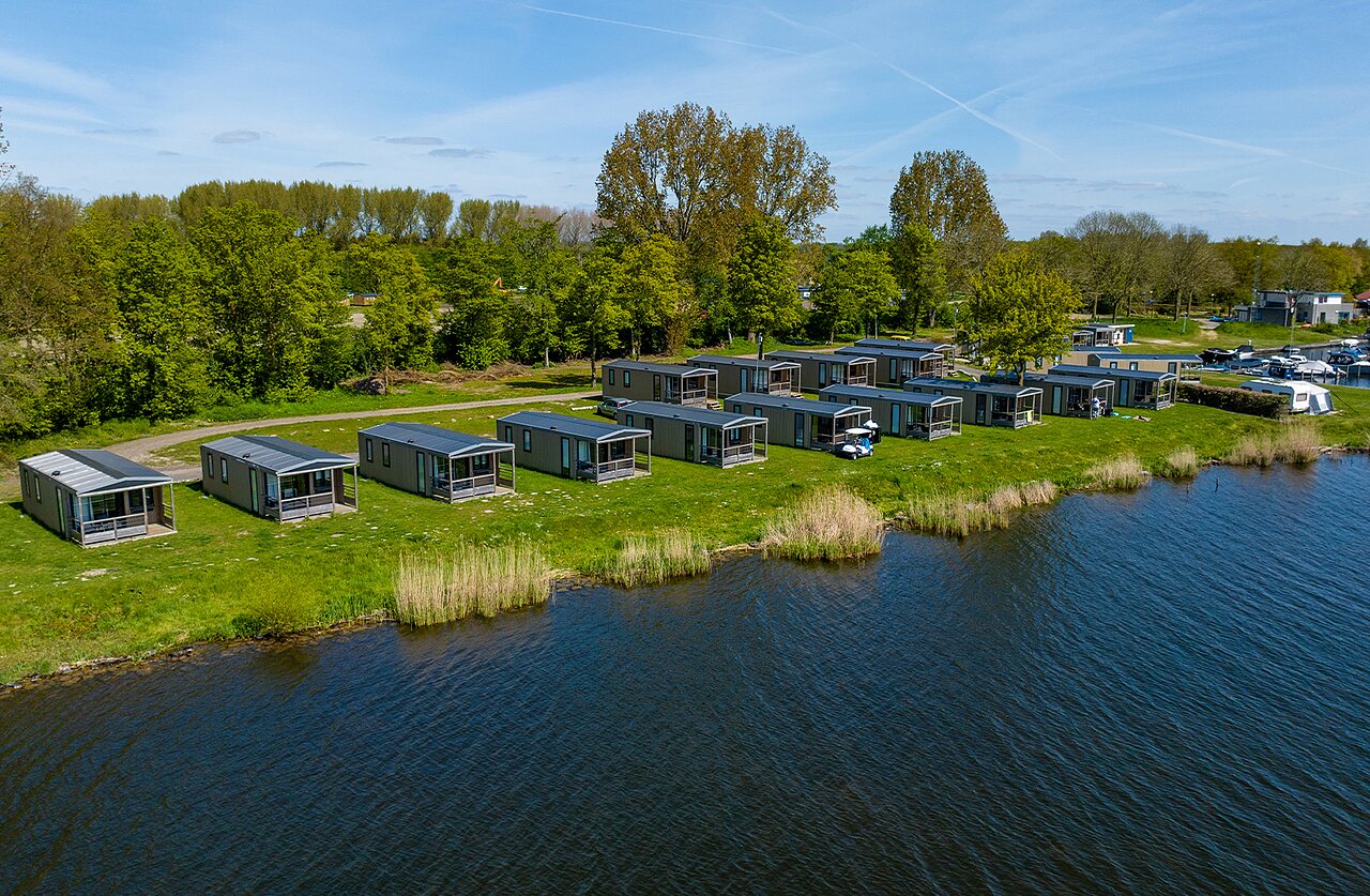 Moderne stacaravans aan het water, luchtfoto op camping CAPFUN Erkemederstrand in Zeewolde.