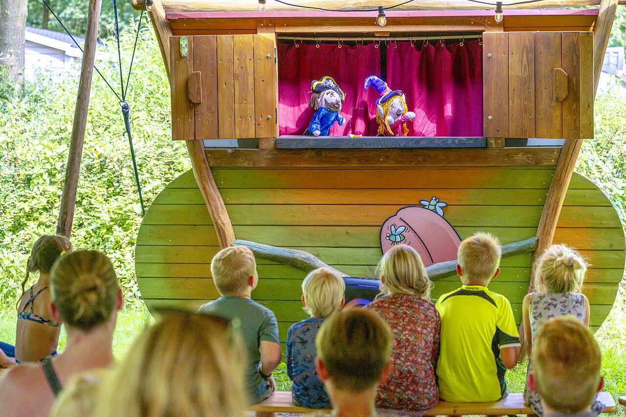Poppenkastvoorstelling voor kinderen op camping CAPFUN Erkemederstrand in Zeewolde.