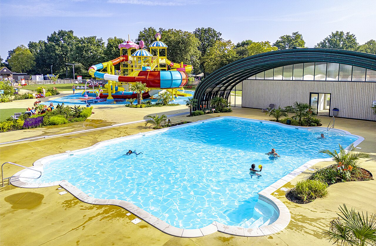 Buitenzwembad en waterpark met glijbanen op camping CAPFUN Erkemederstrand in Zeewolde.