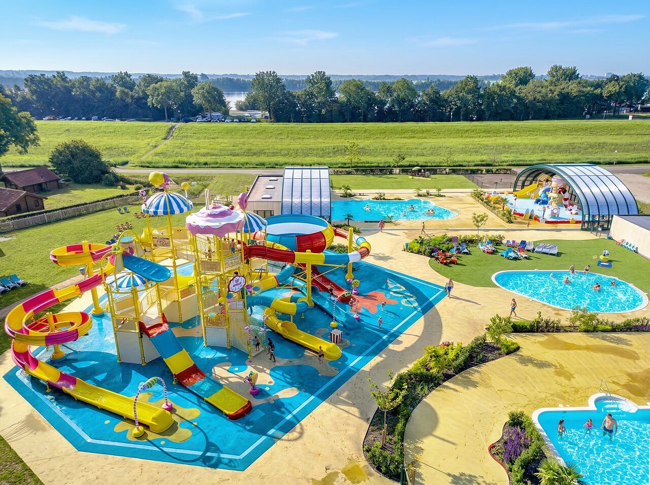 Waterpark, kleurrijke glijbanen en zwembaden camping CAPFUN Erkemederstrand in Zeewolde.