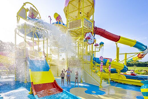 Grote water speelstructuur met glijbanen op camping CAPFUN Erkemederstrand in Zeewolde.