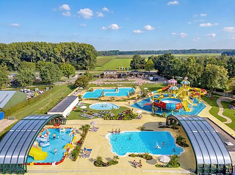Buiten- en binnenbaden met reuzenglijbanen op camping CAPFUN Erkemederstrand in Zeewolde.