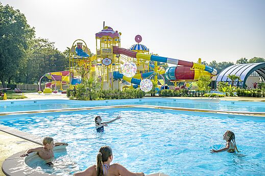 Kleurrijke waterglijbanen en buiten familiezwembad op camping CAPFUN Erkemederstrand in Zeewolde.