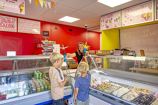 Kinderen met ijs in de bar van camping CAPFUN Erkemederstrand, Zeewolde.