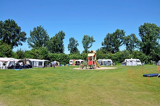 Kinderspeeltuin en kampeerplaatsen op camping CAPFUN Erkemederstrand in Zeewolde.