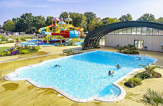 Groot buitenzwembad en waterspeeltuin op camping CAPFUN Erkemederstrand in Zeewolde.
