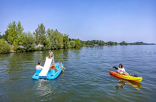 Waterfiets met glijbaan en kajak bij camping CAPFUN Erkemederstrand in Zeewolde.