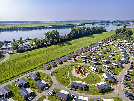 Camping CAPFUN Erkemederstrand in Zeewolde: Stacaravans, speeltuin, luchtfoto.