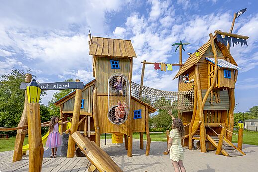 Thematische speeltuin "Pirat Island" met houten structuren op camping CAPFUN Erkemederstrand in Zeewolde.
