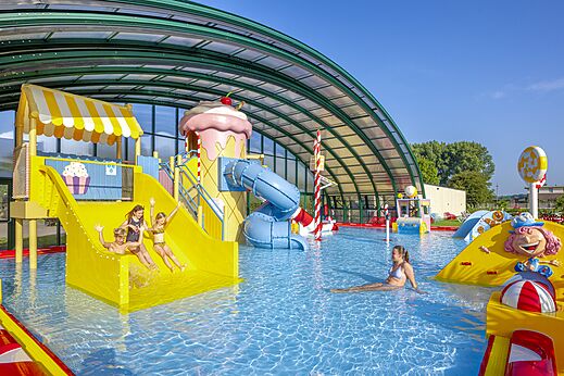 Overdekt zwembad, glijbanen en waterspellen op camping CAPFUN Erkemederstrand in Zeewolde.