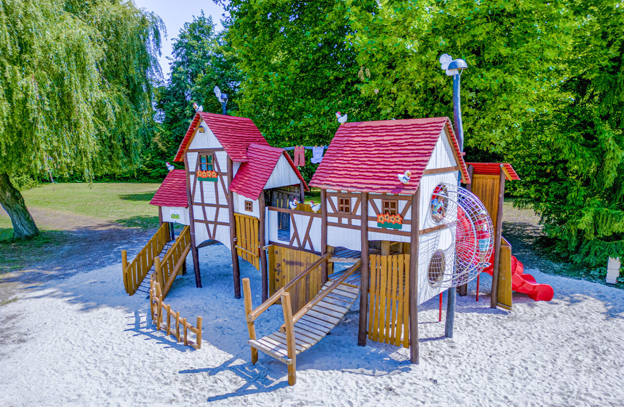 Thematische speeltuin, huisjes, glijbanen op camping VAGUES OCEANES Lac d'Erstein.