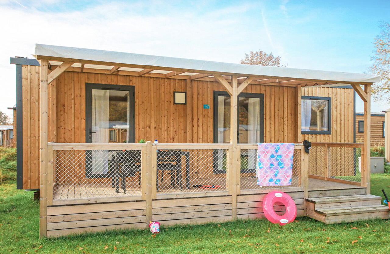 Moderne houten stacaravan met terras op camping VAGUES OCEANES Lac d'Erstein in Erstein (67).