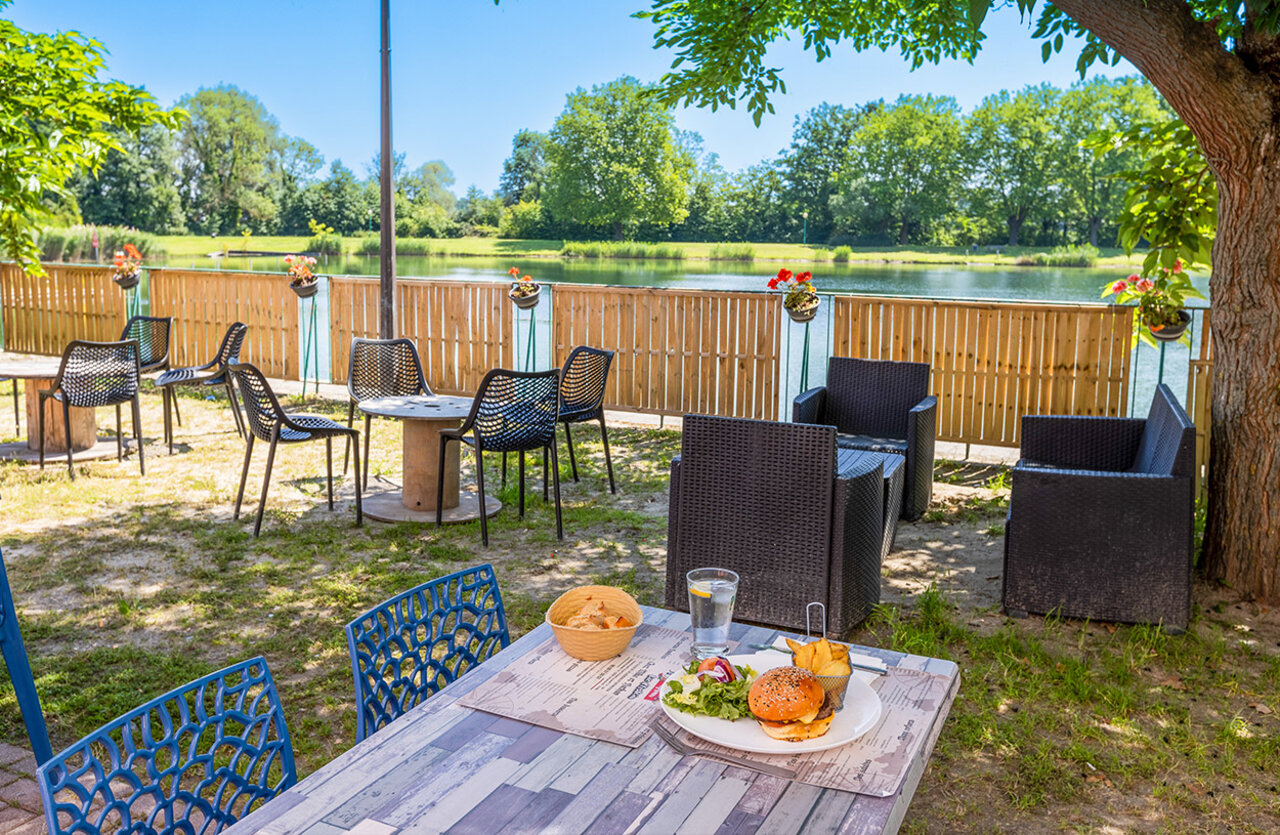 Buitenrestaurant op camping VAGUES OCEANES Lac d'Erstein in Erstein (67).