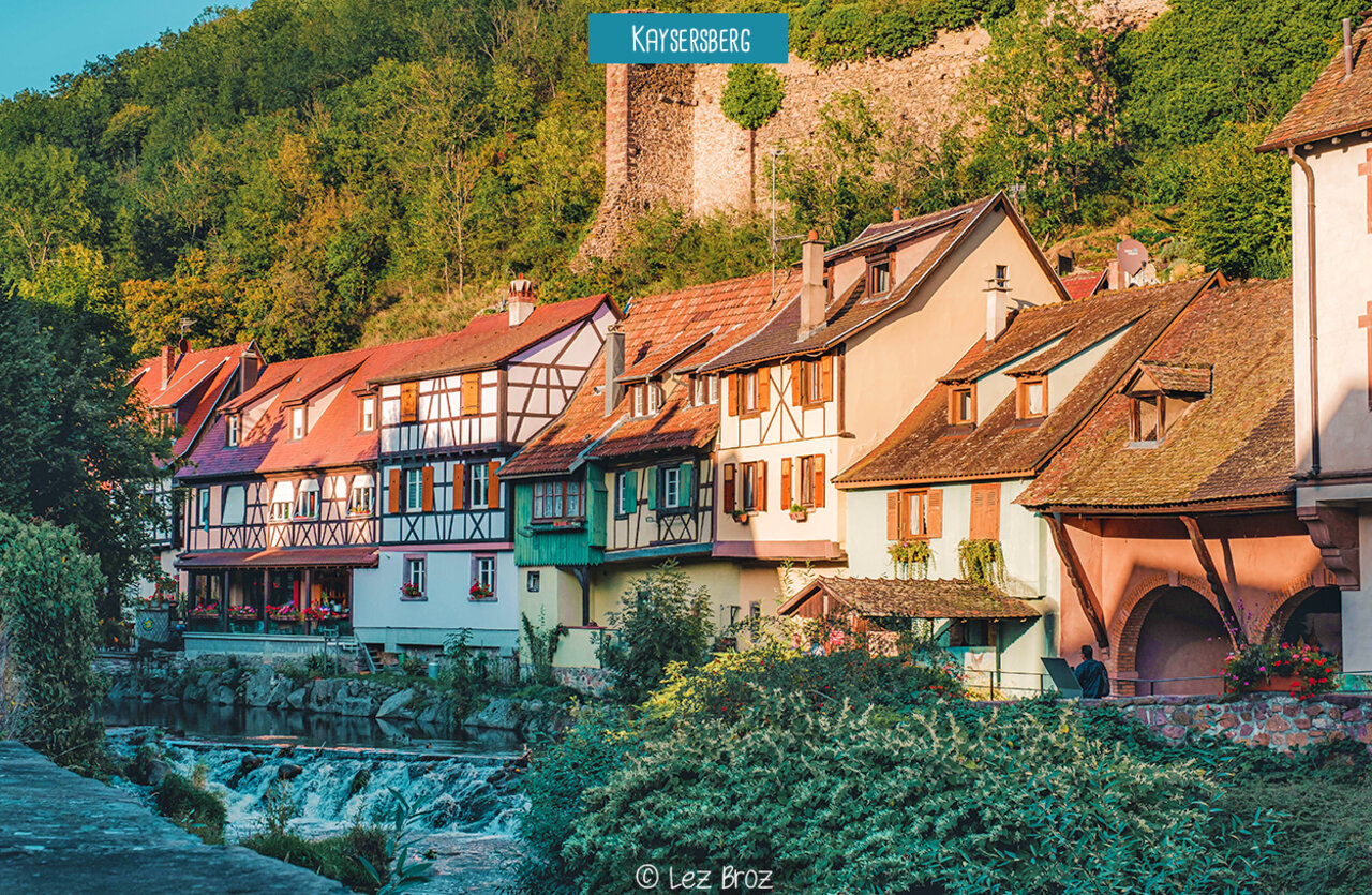 Schilderachtig dorp Kaysersberg, Elzas, traditionele vakwerkhuizen en rivier.