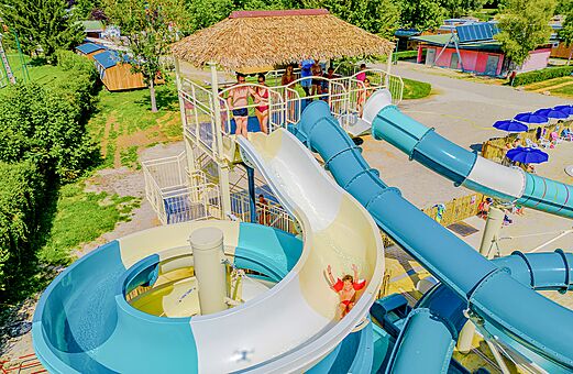 Gigantische en meerdere waterglijbanen op camping VAGUES OCEANES Lac d'Erstein in Erstein (67).