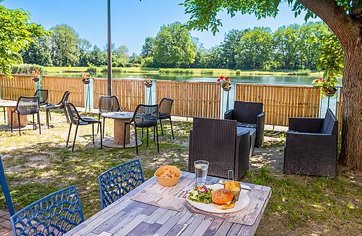 Buitenrestaurant bar op camping VAGUES OCEANES Lac d'Erstein in Erstein.