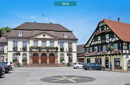 Stadhuis en traditionele huizen in Erstein, stad om te bezoeken nabij de camping.