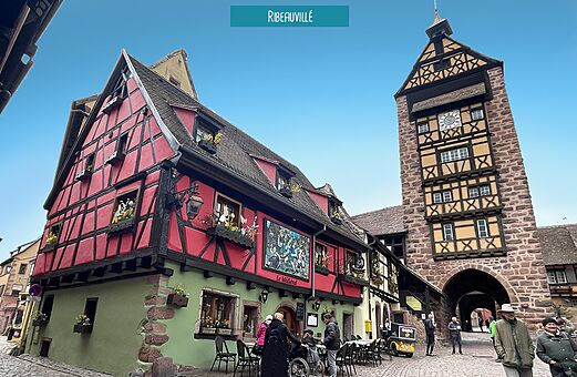 Kleurrijke vakwerkhuizen en middeleeuwse klokkentoren in Ribeauvillé, Elzas.