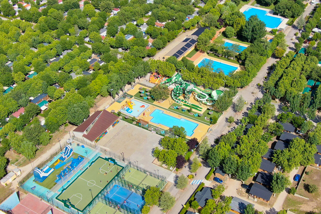 Waterpark, zwembaden en sportvelden op camping CAPFUN El Escorial, Madrid.