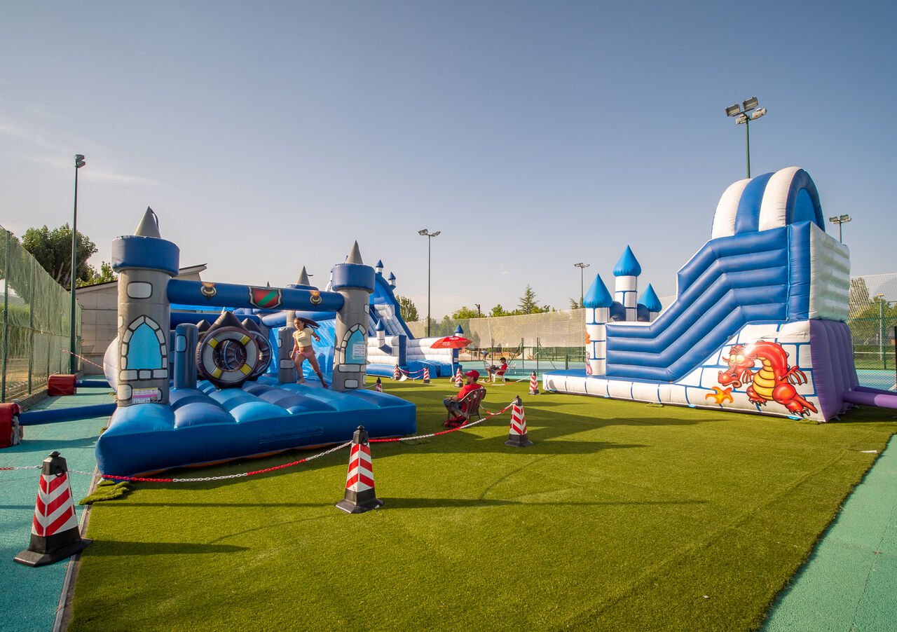 Grote opblaasbare speeltoestellen voor kinderen op kunstgras bij camping CAPFUN El Escorial in El Escorial, Madrid (28).
