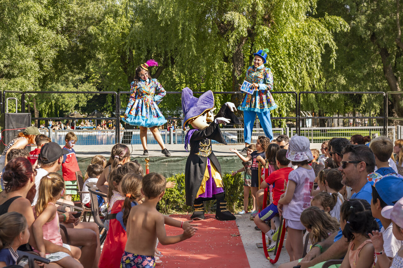 Kinderanimatie, mascotte show, buitenzwembad op camping CAPFUN El Escorial, Madrid.