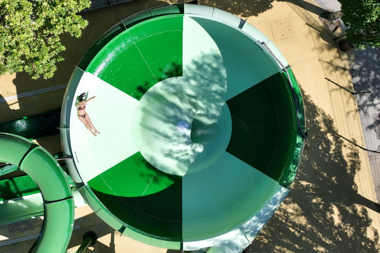 Gigantische waterglijbaan met zwemmer, luchtfoto op CAPFUN El Escorial, Madrid.