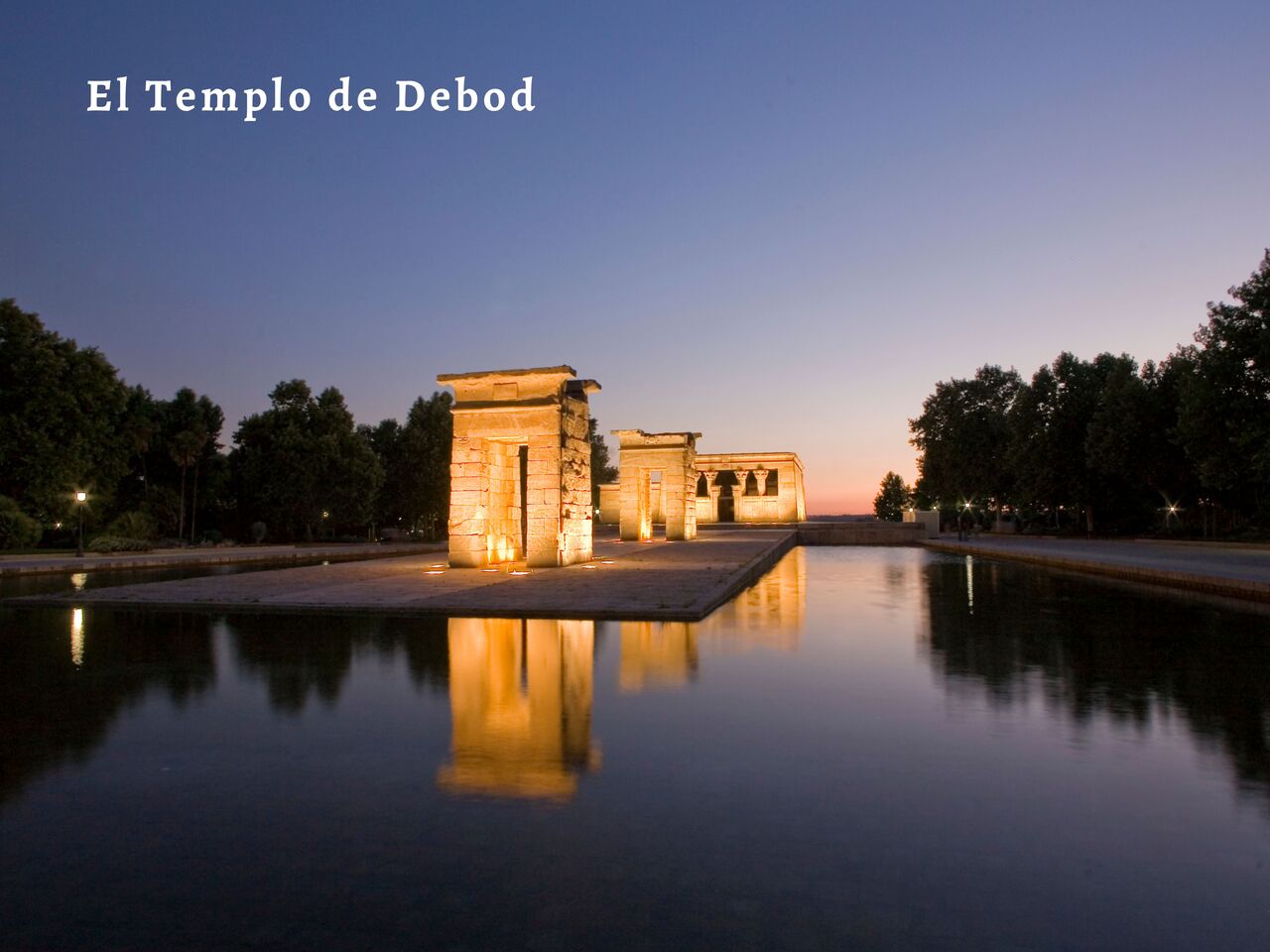 Verlichte Tempel van Debod bij zonsondergang, een bezienswaardigheid in Madrid.