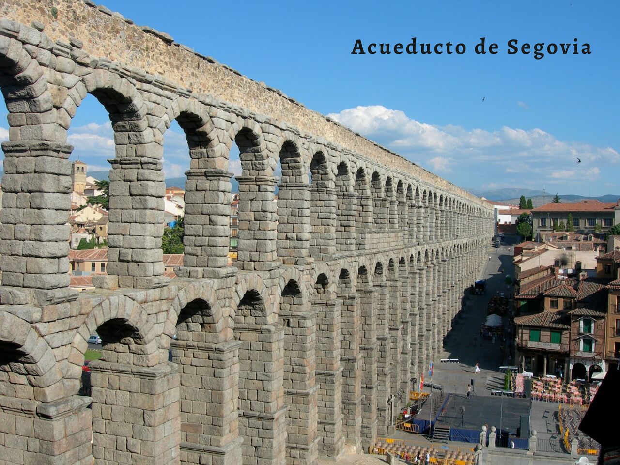 Majestueus Aquaduct van Segovia, historisch Romeins monument om te bezoeken nabij de camping.