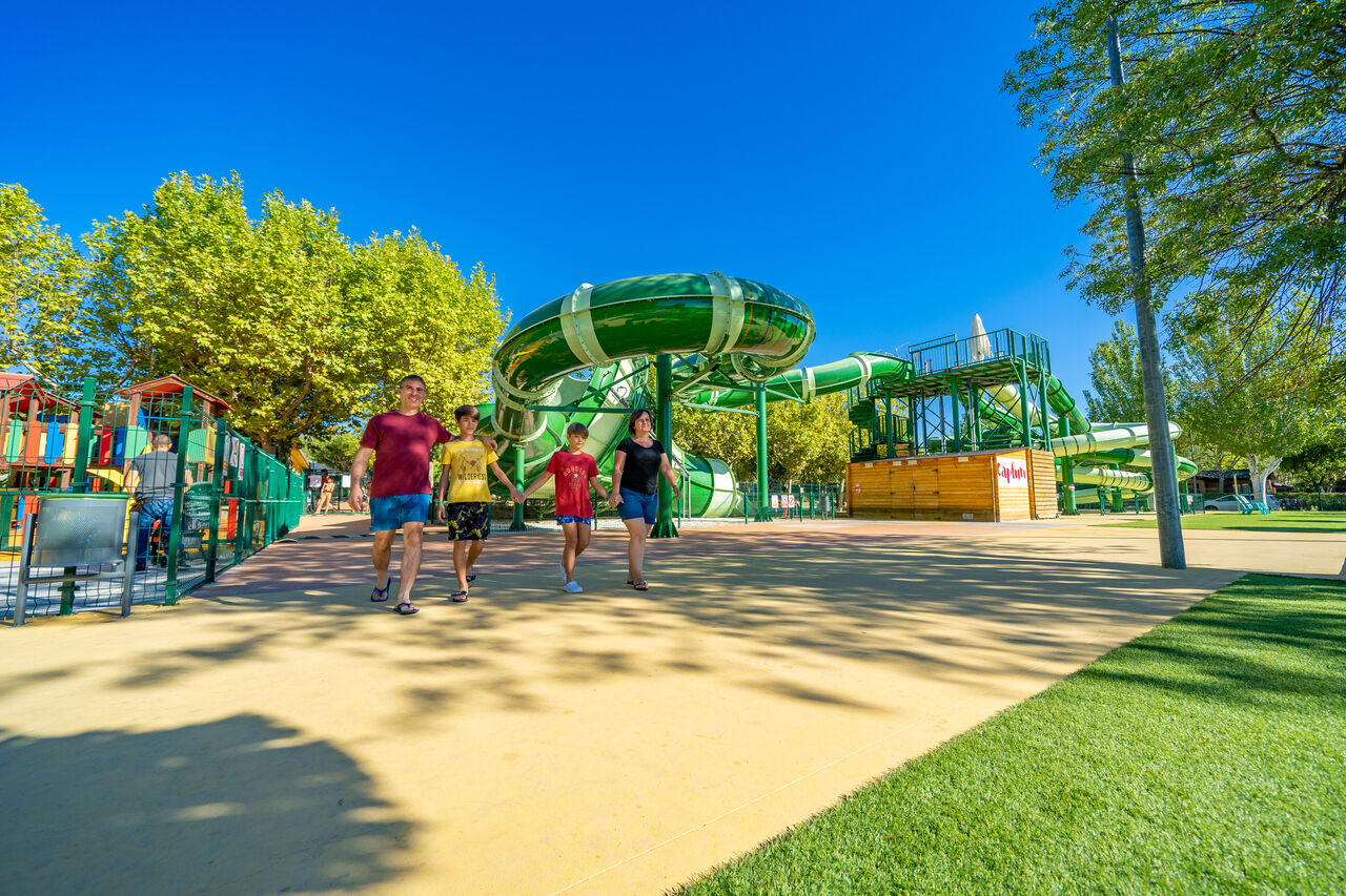 Grote glijbaan, speeltuin op camping CAPFUN El Escorial, Madrid (28).